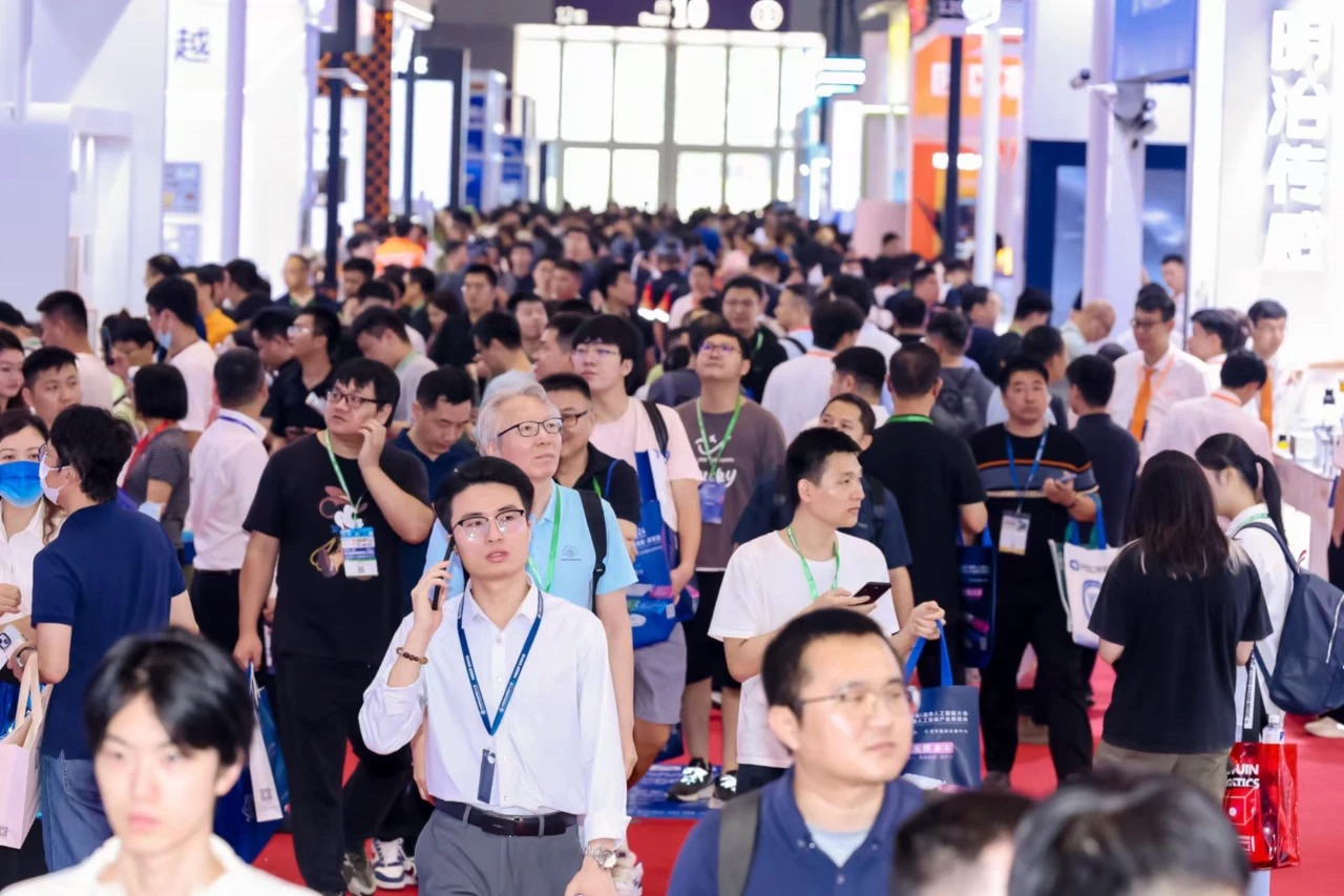 人形机器人跑赢人类！冠军背后的深圳力量，AGIC展示中国机器人硬实力